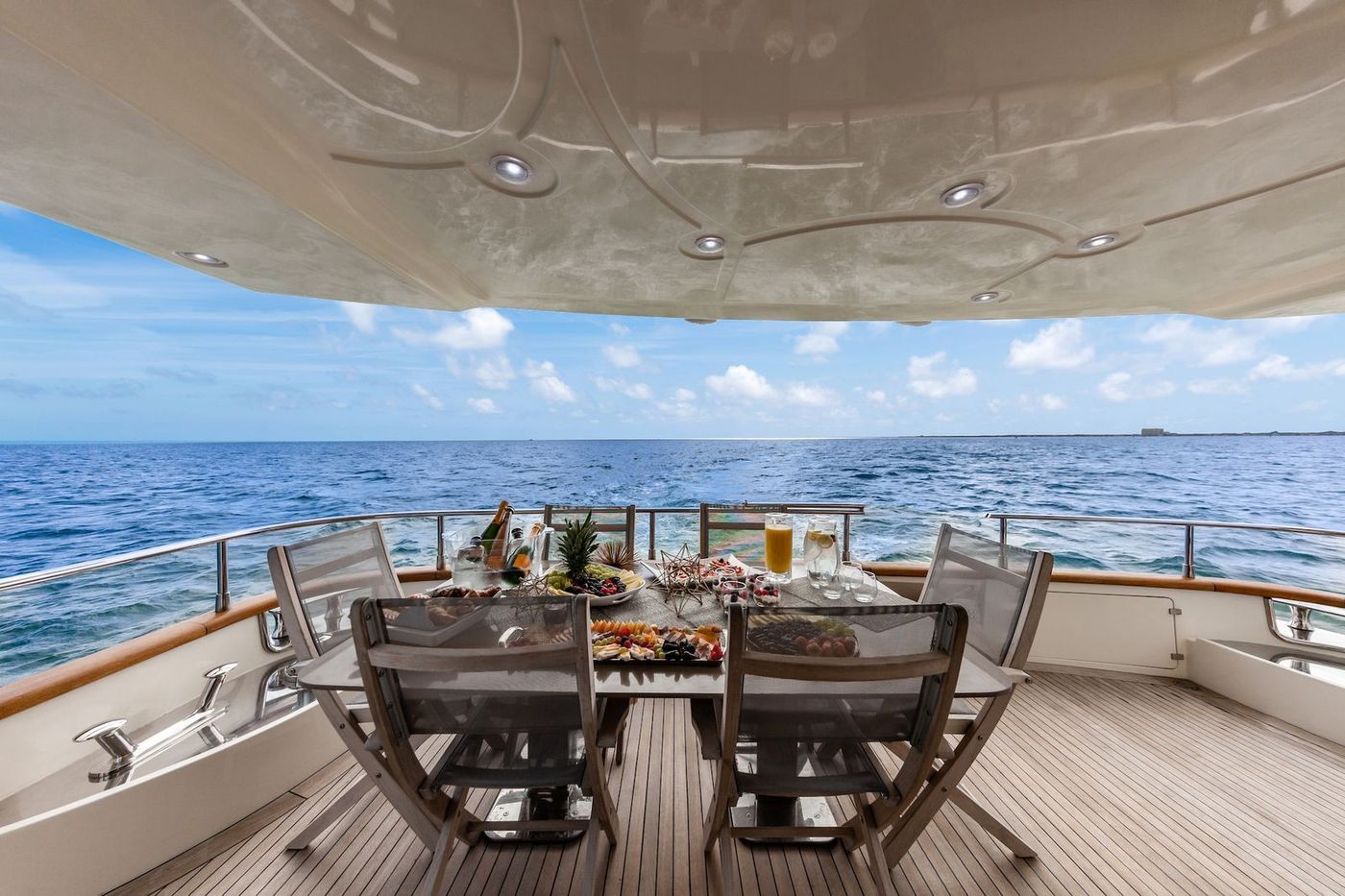 Azimut 80 Flybridge Mega Yacht with Toys in Cancun