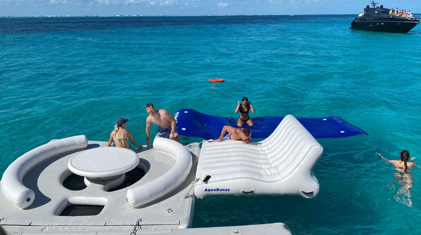 Azimut 80 Flybridge Mega Yacht with Toys in Cancun