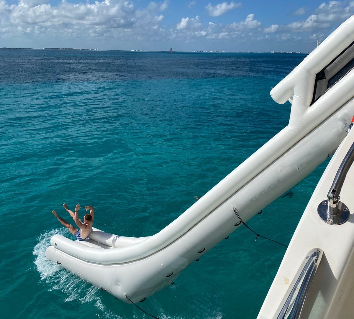 Azimut 80 Flybridge Mega Yacht with Toys in Cancun