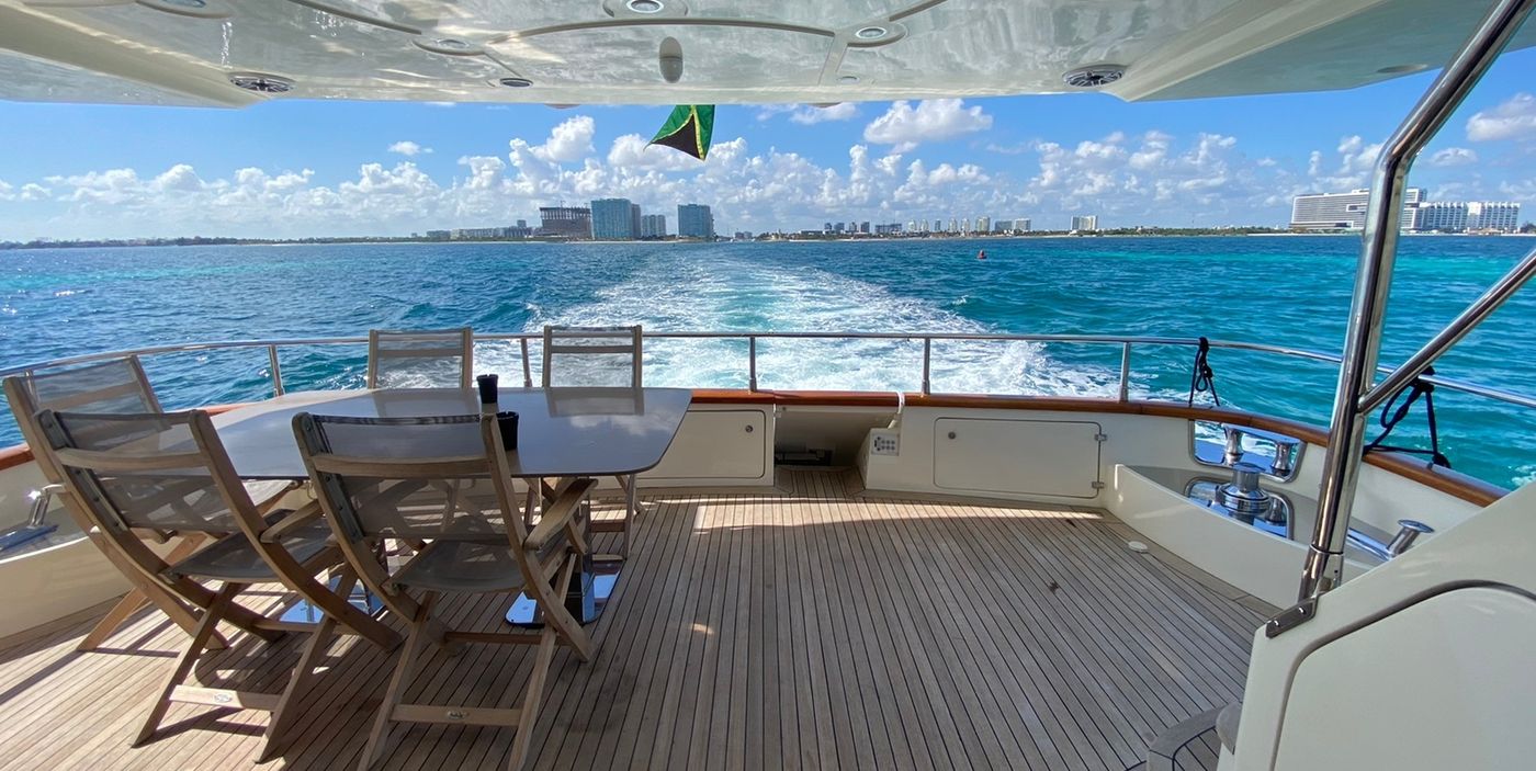 Azimut 80 Flybridge Mega Yacht with Toys in Cancun