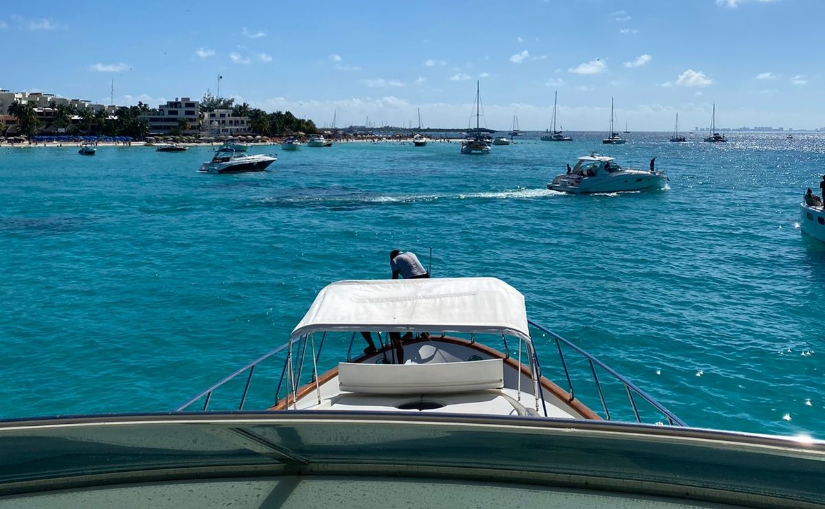 Azimut 80 Flybridge Mega Yacht with Toys in Cancun
