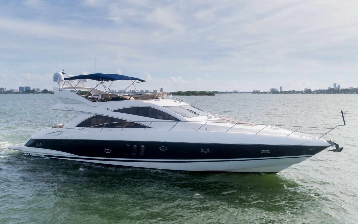 Sunseeker 66 Flybridge Yacht for Groups in Cancun