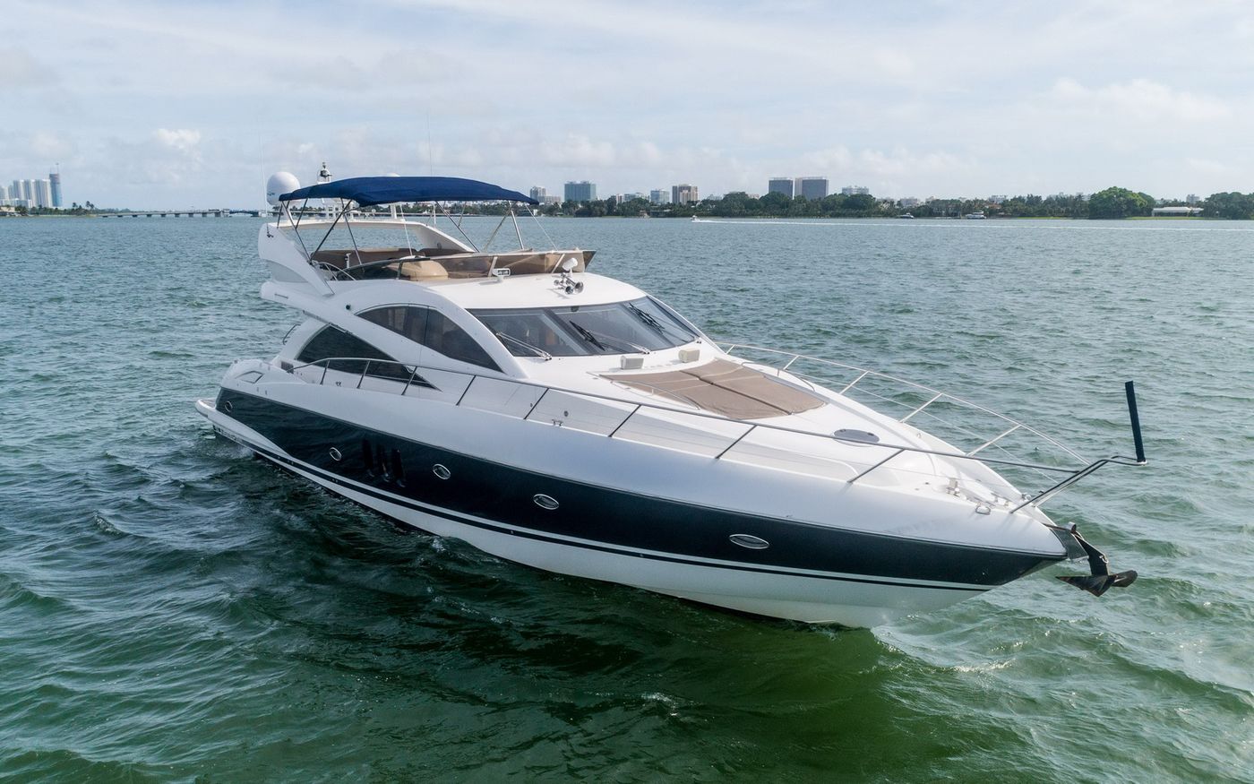 Sunseeker 66 Flybridge Yacht for Groups in Cancun