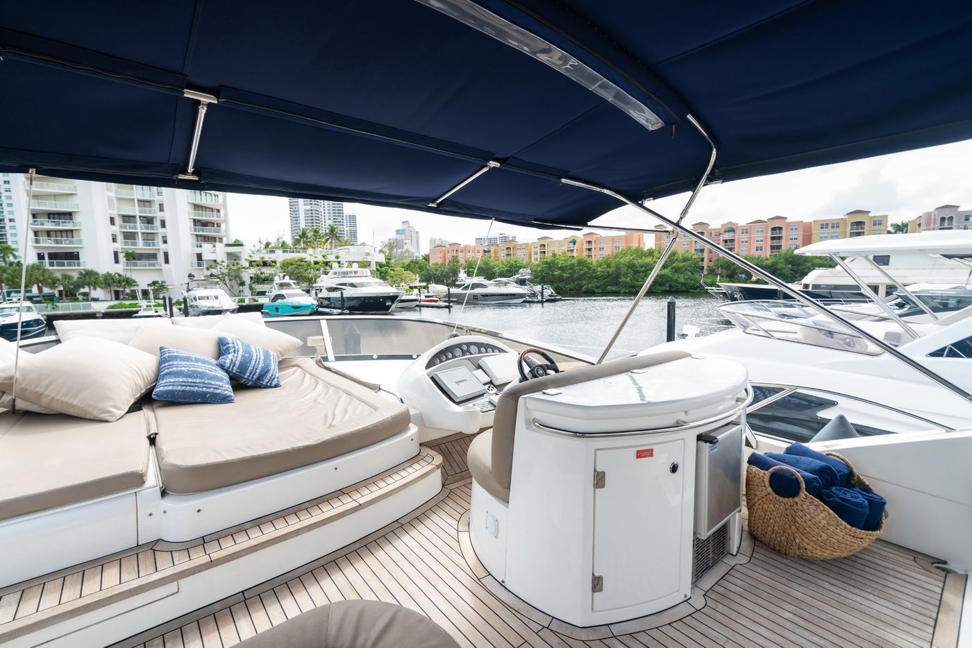 Sunseeker 66 Flybridge Yacht for Groups in Cancun