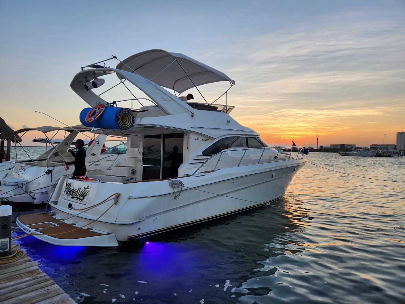 Sea Ray 45 Flybridge Sedan Yacht in Costa Mujeres