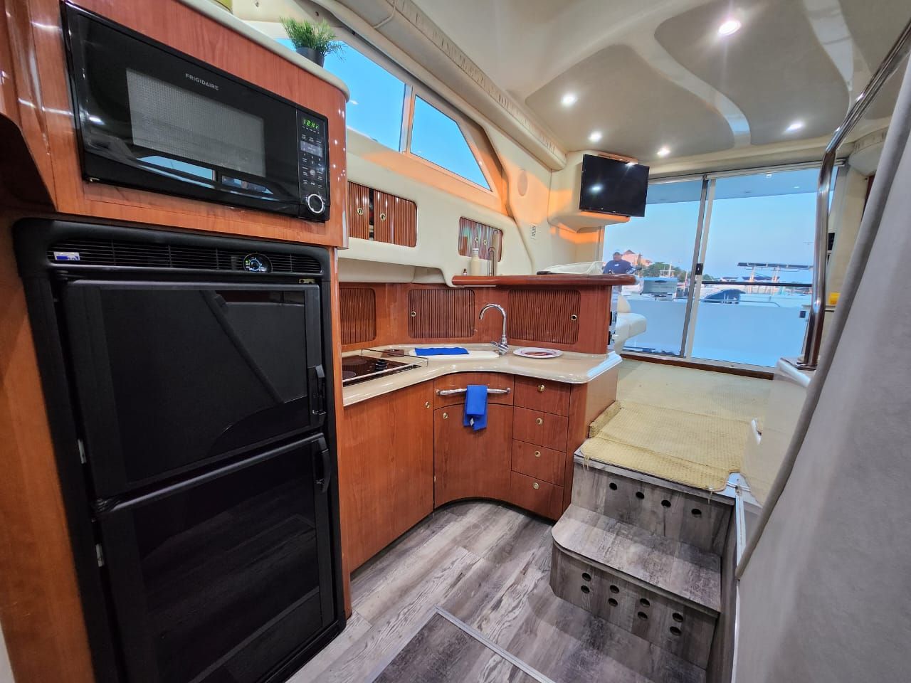 Sea Ray 45 Flybridge Sedan Yacht in Costa Mujeres