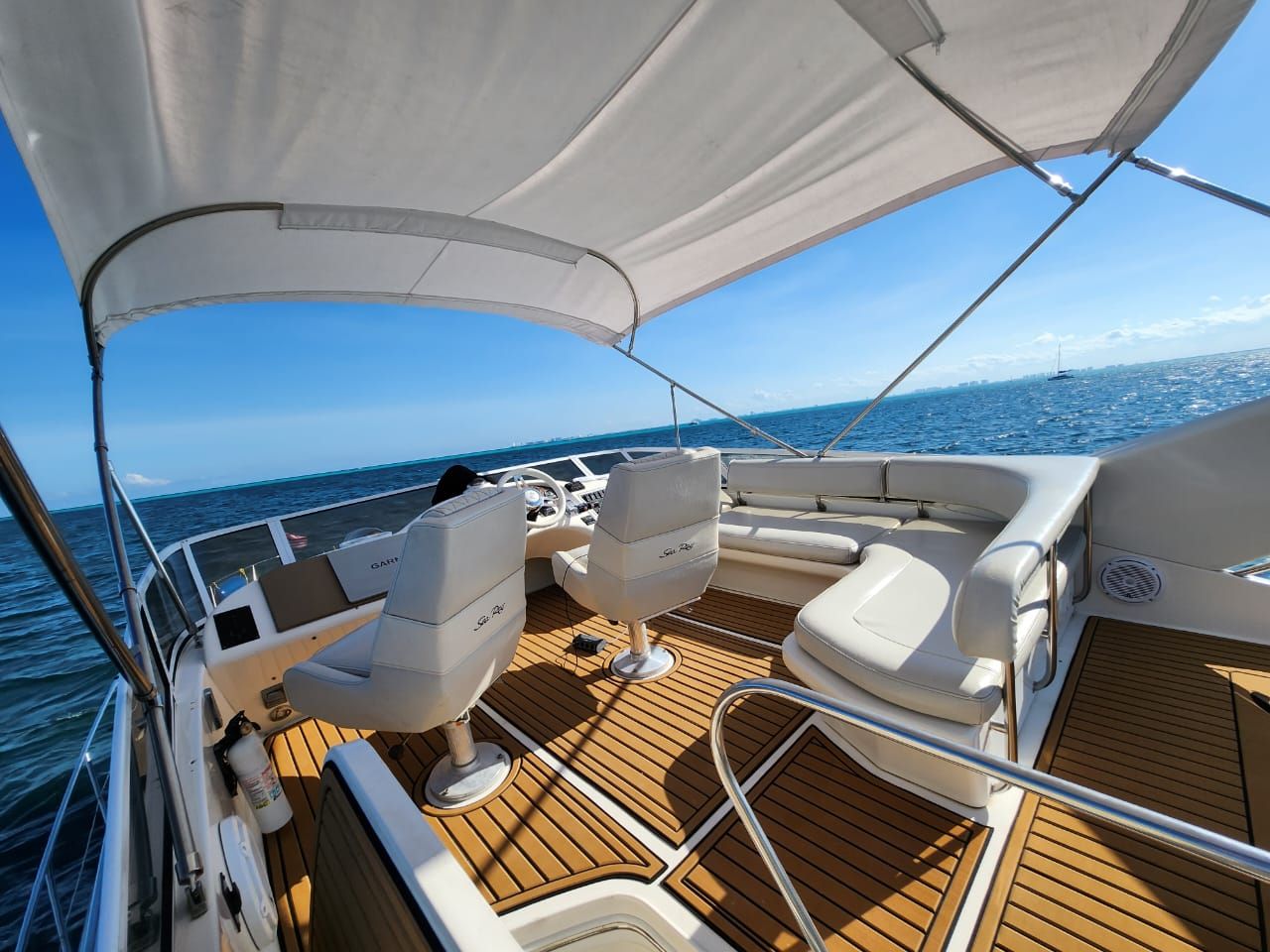 Sea Ray 45 Flybridge Sedan Yacht in Costa Mujeres