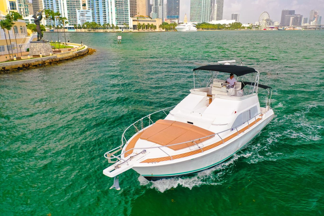 Sea Ray 48 Flybridge Boat for 20 Guests in Cancun