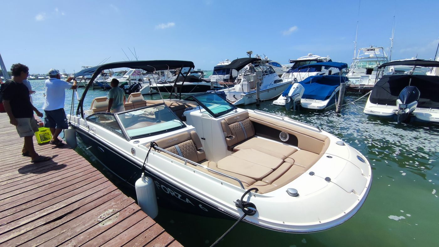 Sea Ray 29 Sport Bowrider for 10 People in Cancun