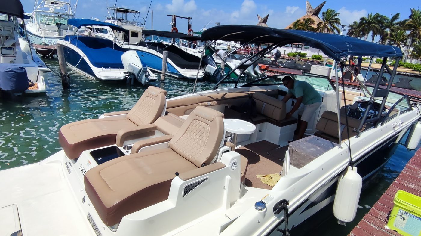 Sea Ray 29 Sport Bowrider for 10 People in Cancun