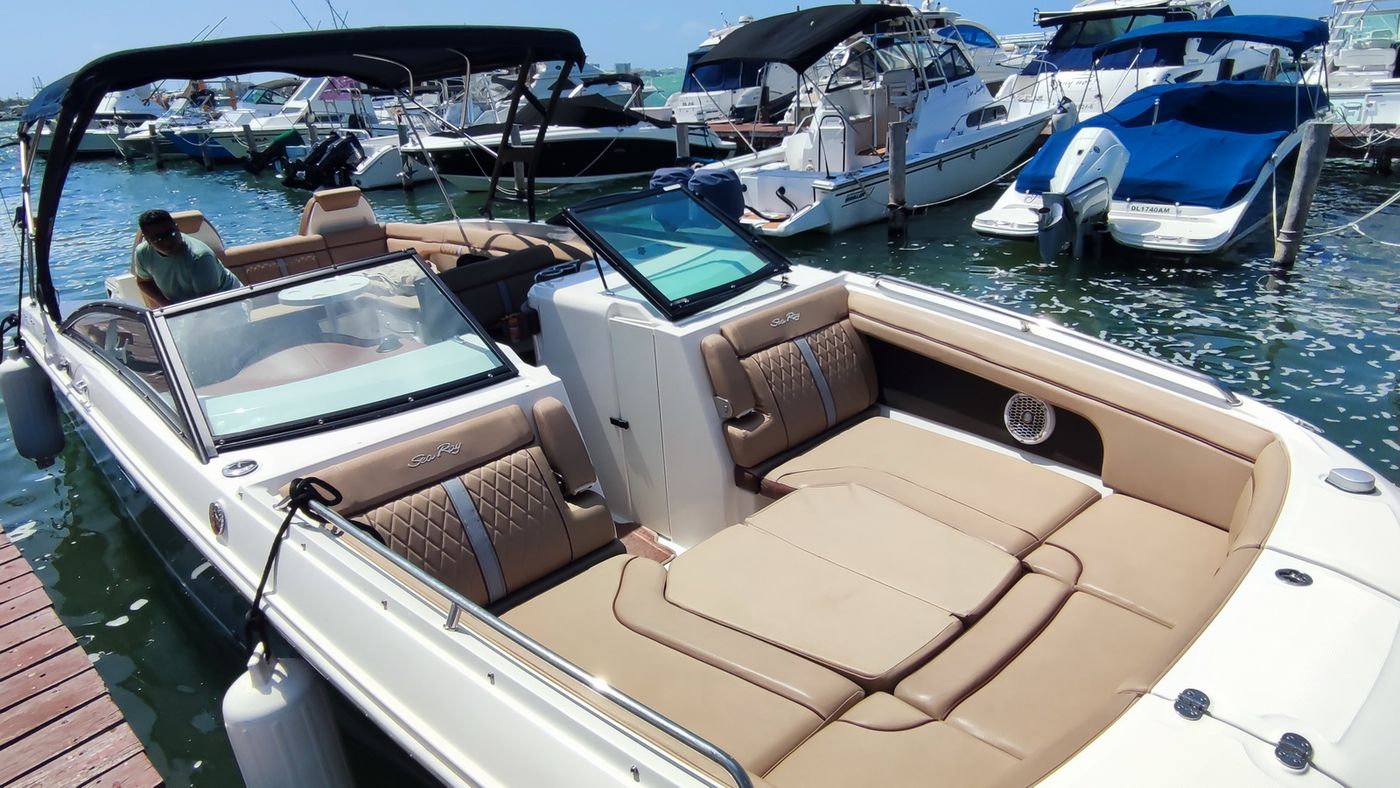 Sea Ray 29 Sport Bowrider for 10 People in Cancun