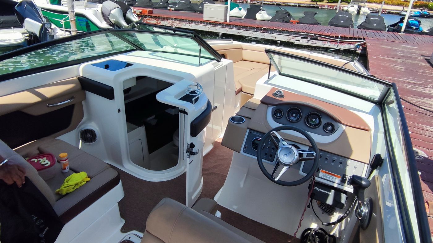 Sea Ray 29 Sport Bowrider for 10 People in Cancun