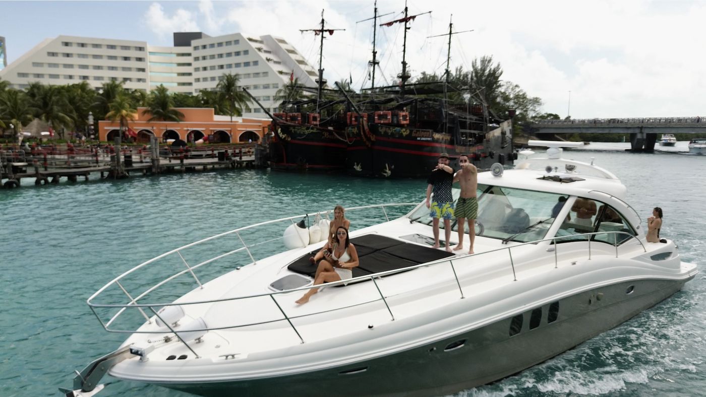 Sea Ray Sundancer yacht party
