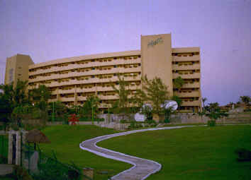 hyatt.jpg (202205 bytes)